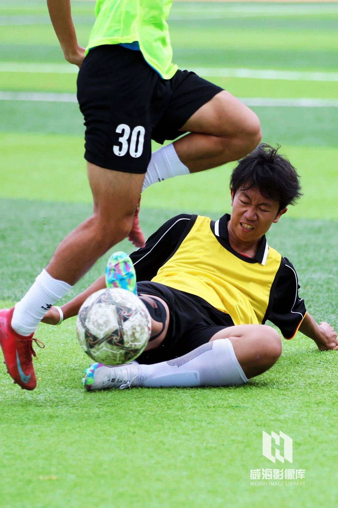 包含冲锋陷阵：足球赛事场面热度不减的词条