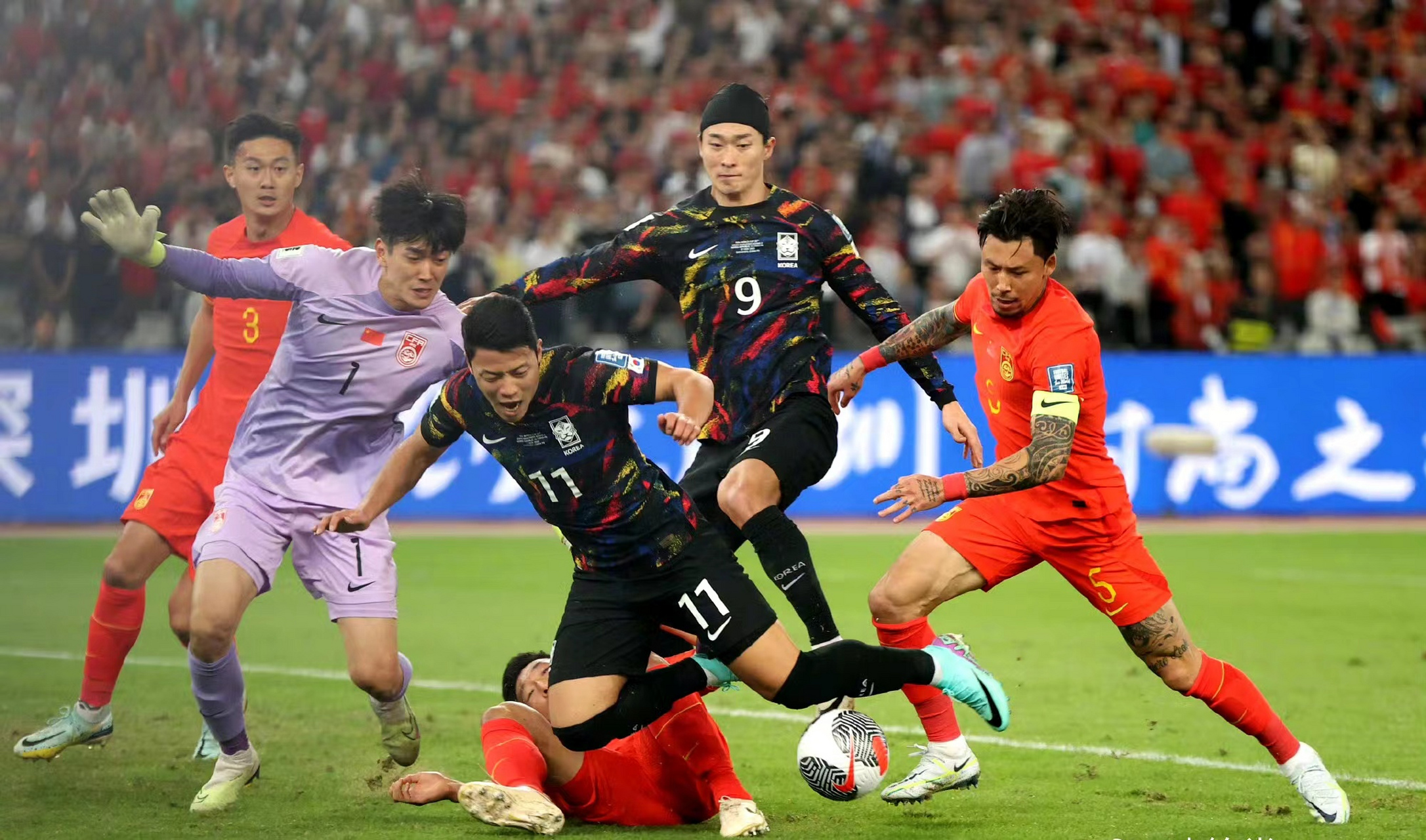 包含冲锋陷阵：足球赛事场面热度不减的词条