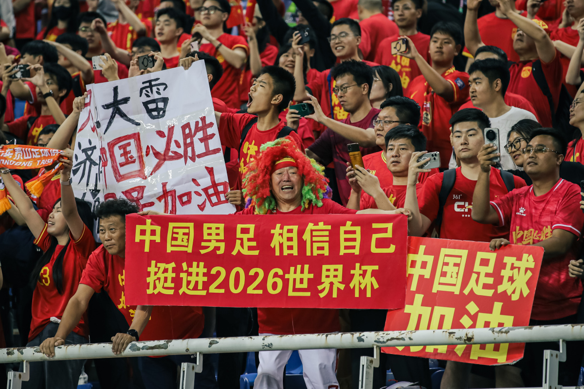 顽强拼搏！中国足球代表队赢得国际大赛