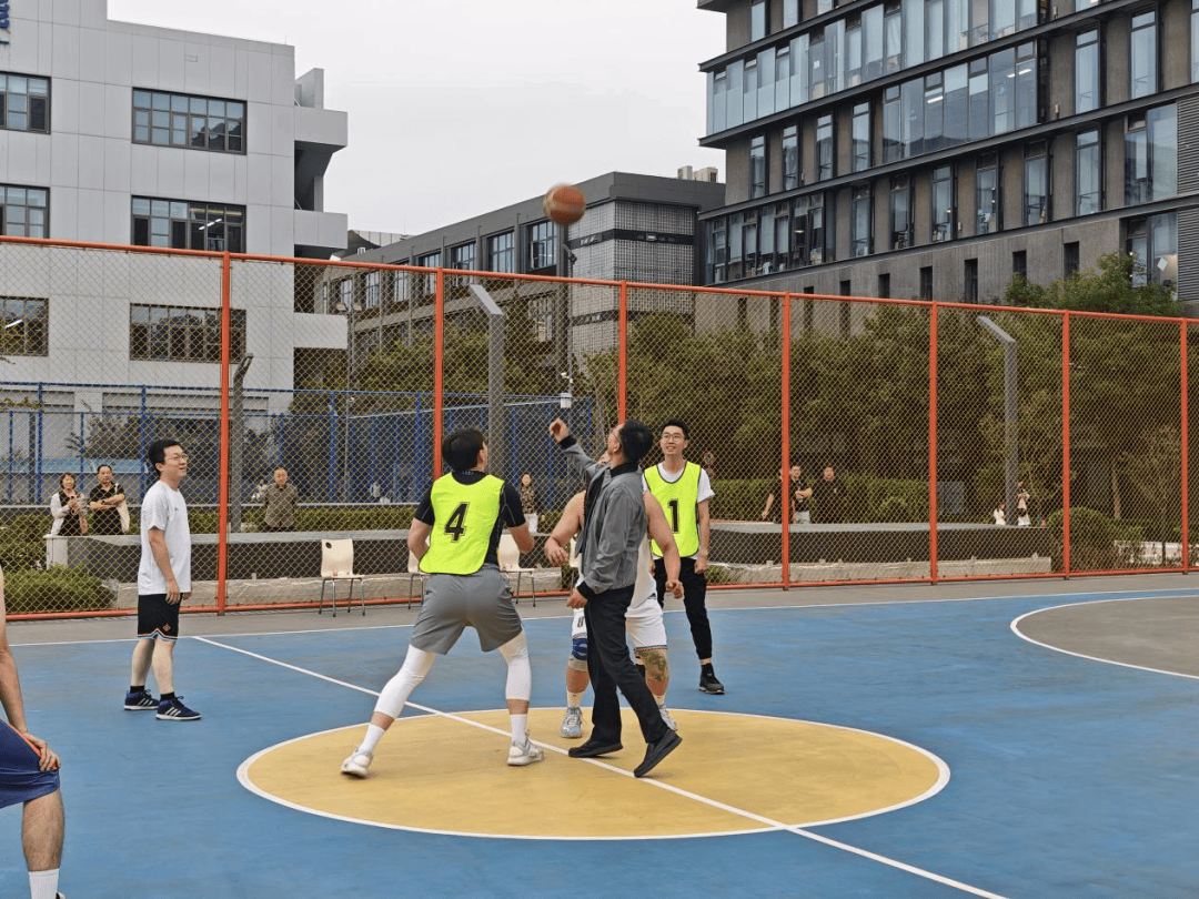 关于实战篮球比赛场场精彩，球员奋力拼搏的信息