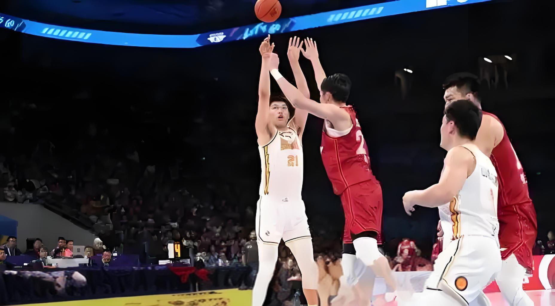 关于实战篮球比赛场场精彩，球员奋力拼搏的信息